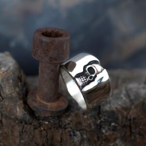 Sterling Silver Heavy Signet style Ring with Skull